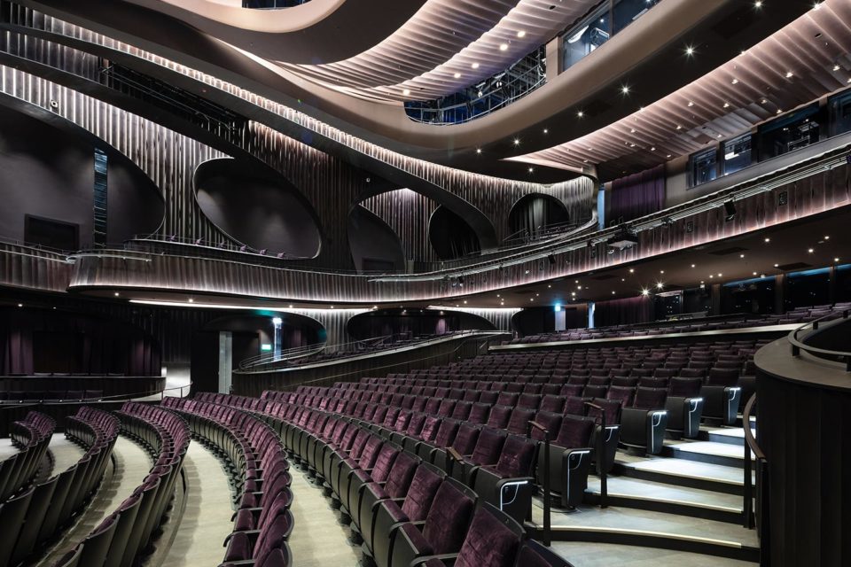 Le grand théâtre suspendu du centre Xiqu à Hong Kong ArchiBat Mag