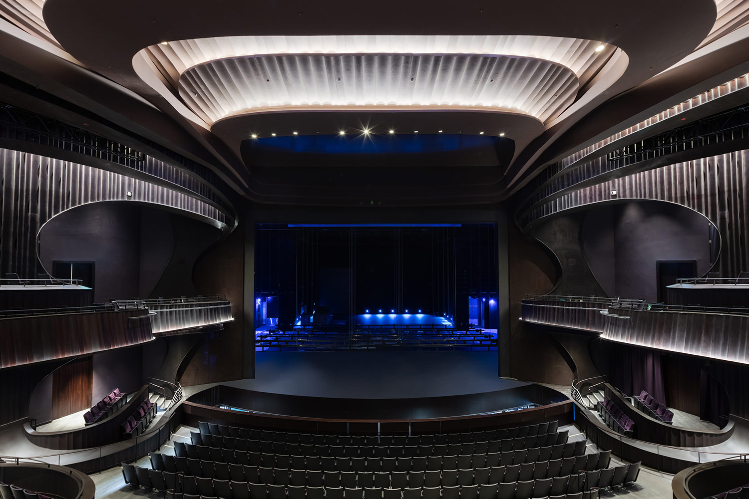 Le grand théâtre suspendu du centre Xiqu à Hong Kong ArchiBat Mag